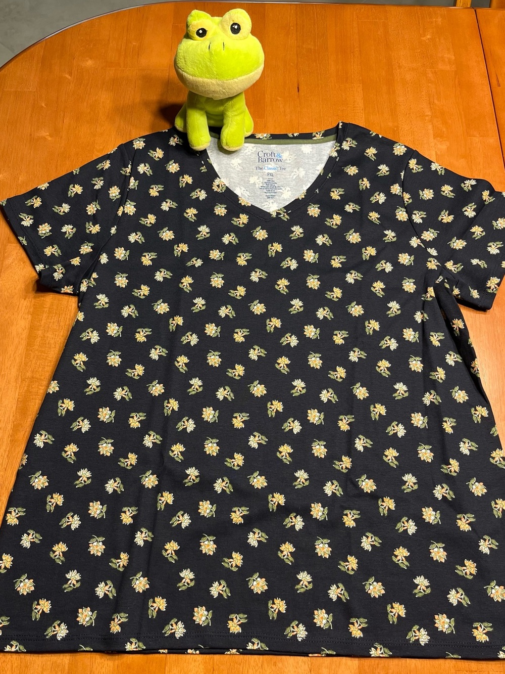 Croft and Barrow Black Short-Sleeve V‑Neck Tee with Yellow Floral Print